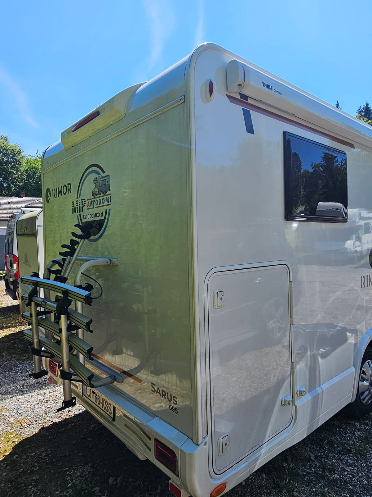 Avtodom Rimor Saurus 695 – stranski pogled s Thule tendo 450 cm in nosilcem za 4 kolesa
